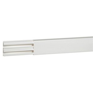 Moulure 32x12,5 mm avec cloison dim. 32 x 12,5 mm long. 2,10 m