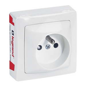 Prise 2P+T Puissance max : 3 680 W en 230 V