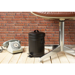 Poubelle à pédale 3 L "ROAD" en métal époxy noir mat - Diam. 17 x 28 cm.