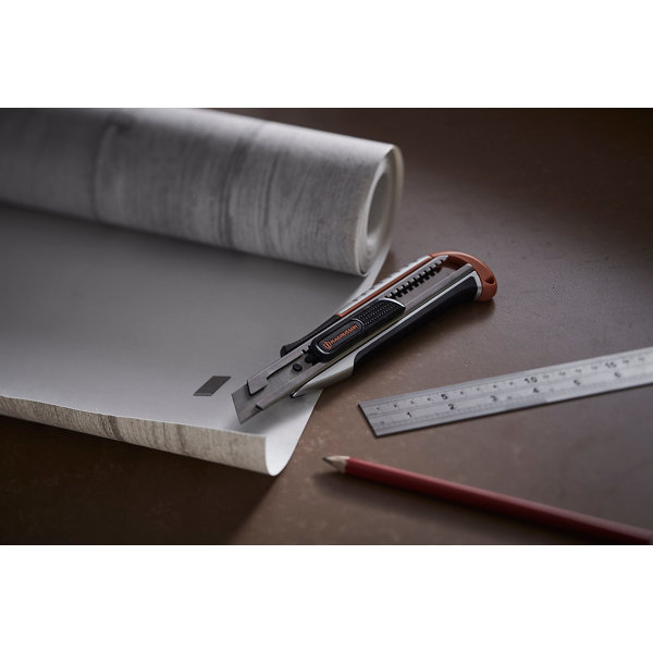 NT Cutter 489644 Cutter De Travail Avec Molette De Blocage 18mm - Modèle Lourd Gris