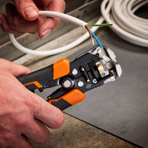 Pince à dénuder à cliquet