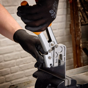 Pince à sertir les profilés