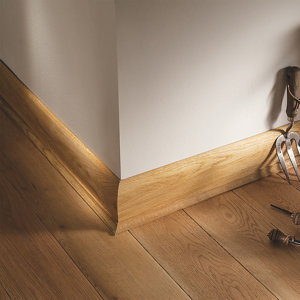 Corniche en pin 2,40 m - section 23 x 23 mm