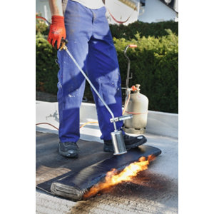 Étancheur et désherbeur thermique avec détendeur et lance