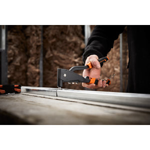 Pince à riveter compatible rivets diamètres 2,4 mm, 3,2 mm, 4 mm et 4,8 mm.