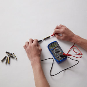 Lot multimètre 18 calibre CAT III / 600 V + Testeur de prises 