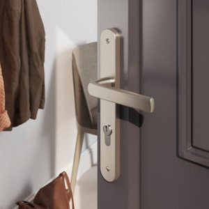 Poignée de porte extérieure "Iza" avec trou pour cylindre - Entraxe 195 mm