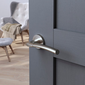 Poignée de porte sur rosace "Helmic" sans trou