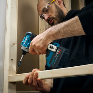 Visseuse à chocs 18V 220 Nm, compact avec éclairage LED