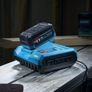 Chargeur batterie 18 V rapide et silencieux 150 W