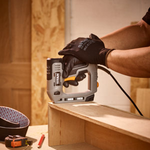 Pistolet "Titan" à clous-agrafes 700W