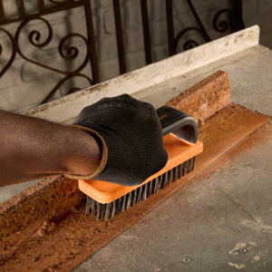 Brosse metallique à manche en plastique et tête en acier carbone