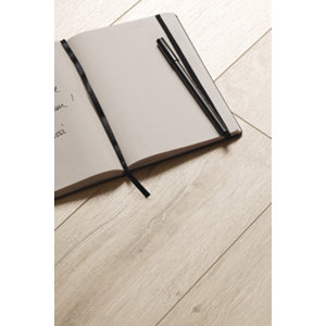 Sol stratifié à clipser 8mm AC4 gris - "Bari"