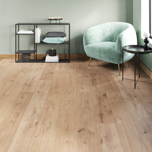 Sol stratifié à clipser 8 mm AC4, compatible pièce humide, marron naturel effet chêne ALBISOLA WP - 138,3 x 19,3 cm