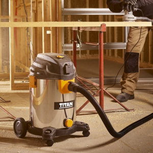 Aspirateur eau et poussière 30L 1400W avec accessoires et câble 5,5 m