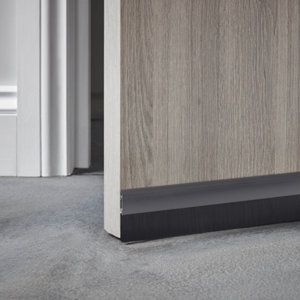 Bas de porte brosse en aluminium noir 1m