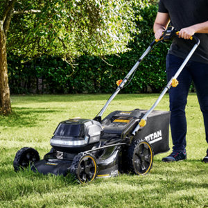 Tondeuse autopropulsée TITAN 46 cm batterie bitension 18v/36v
