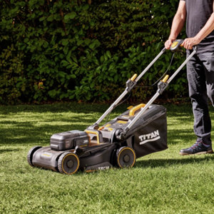 Tondeuse sans fil 36V largeur 38 cm batterie bitension mulching rangement vertical