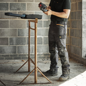 Pantalon de travail slim ALLMAN gris et noir, tissu extensible, 6 poches, poches genouillères, taille 44