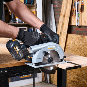 Scie circulaire sans fil 18 V diamètre 165 mm profondeur coupe 55 mm
