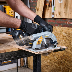 Scie circulaire sans fil 18 V brushless lame 165 mm et coupe 55 mm