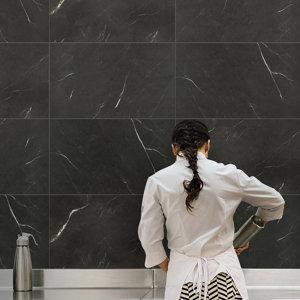 Dalles PVC noires mates  DRIFT 75x45 cm, imperméables et résistantes aux impacts